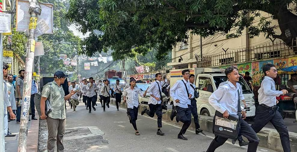শান্তিচুক্তির ১০ মাস পর আবারও সংঘর্ষ, সায়েন্স ল্যাবে আইডিয়াল-ঢাকা কলেজ শিক্ষার্থীদের ধাওয়া-পাল্টা ধাওয়া