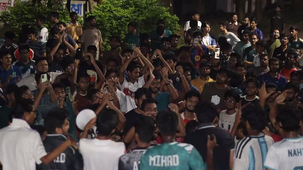 চুয়েটে উপাচার্য পুনর্বহালের আন্দোলন: হুমকির অভিযোগে মধ্যরাতে বিক্ষোভ