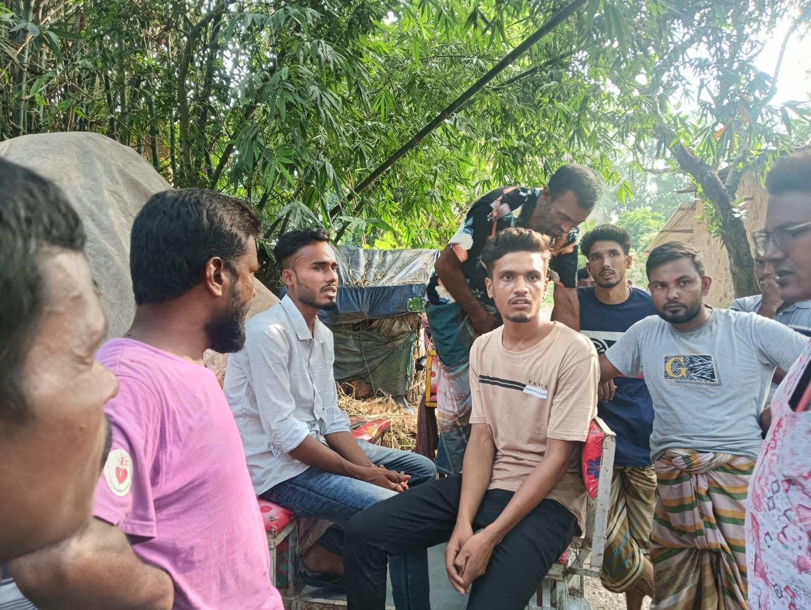 নওগাঁয় মিছিলের প্রস্তুতিকালে ছাত্রলীগ-আওয়ামী লীগের ১১নেতাকর্মী আটক