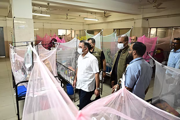 হাসপাতালে নিজের কক্ষে ধূমপান, প্রধানমন্ত্রীর নির্দেশে সাময়িক বরখাস্ত চিকিৎসক