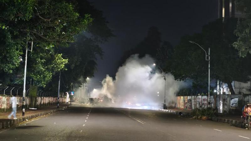 রাতে পরপর ৩ ককটেল বিস্ফোরণ, থমথমে ঢাকা বিশ্ববিদ্যালয়