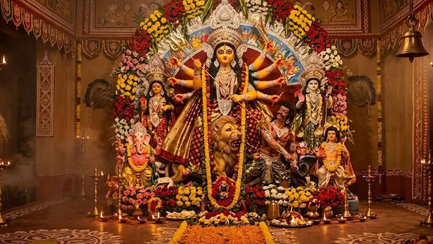 কৈলাশ থেকে দুর্গার সঙ্গে আসেন লক্ষ্মী, সরস্বতী, কার্তিক ও গণেশ