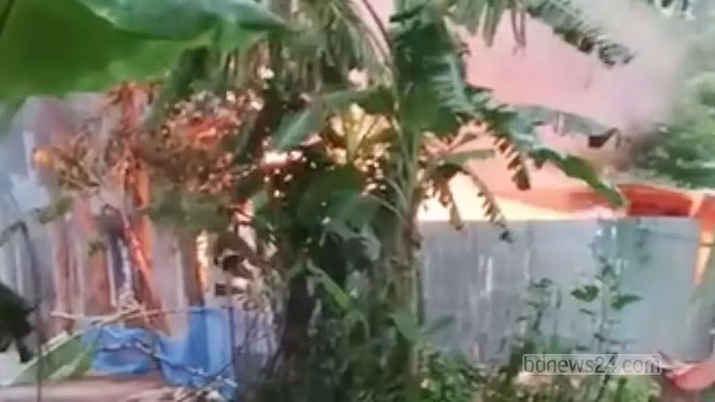 পাবনায় কিশোরীকে ধষর্ণ-হত্যার জেরে আসামিদের বাড়িতে আগুন, দগ্ধ হয়ে নিহত ৩