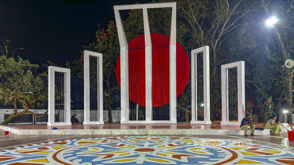 রঙ-তুলিতে সাজছে শহীদ মিনার, দেয়ালে ভাষার গান-কবিতা