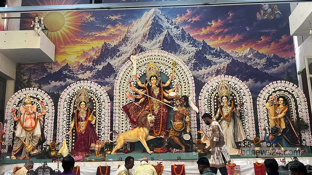 ঢাক-শঙ্খের বাদ্যে ষষ্ঠী উদ্‌যাপন, আজ মহাসপ্তমী