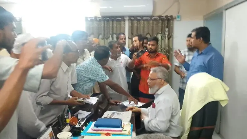 ঘেরাও করে রাজশাহী মেডিকেল বিশ্ববিদ্যালয়ের ভিসিকে পদত্যাগে বাধ্য করার অভিযোগ