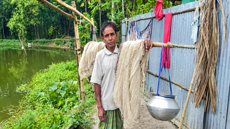 তিস্তায় মাছ নেই, পূজার আনন্দও ম্লান জেলেপাড়ায়, নতুন পোশাকের স্বপ্ন অপূর্ণ