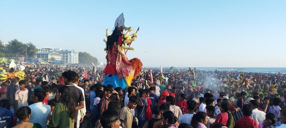 কক্সবাজার সমুদ্রসৈকতে লাখো ভক্তের অর্চনায় দেশের সর্ববৃহৎ প্রতিমা বিসর্জন