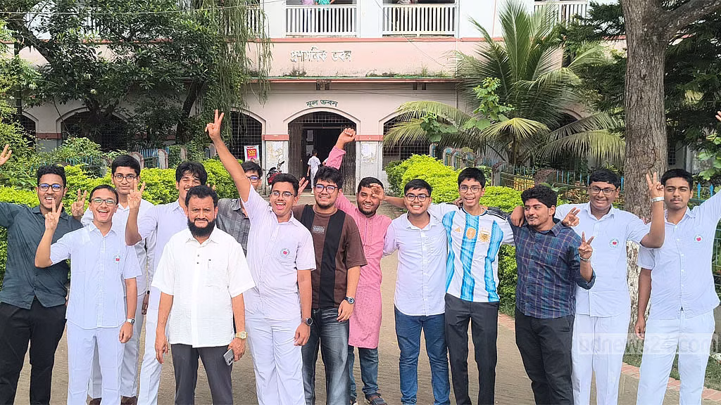 পাসের হারে পিছিয়ে মাদ্রাসা শিক্ষা বোর্ড, জিপিএ-৫ এ বরিশাল