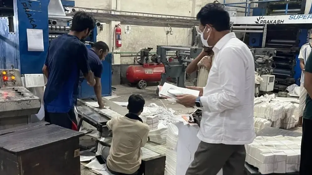 মধ্যরাতে ছয় ছাপাখানা পরিদর্শনে শিক্ষামন্ত্রী, দেখলেন ২০২৭ সালের বইয়ের মান