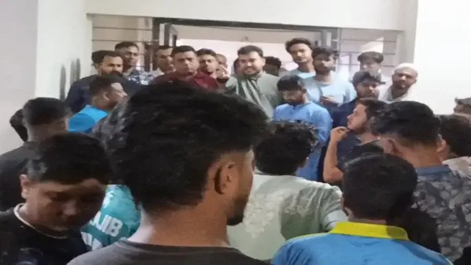 ওসির কক্ষের সামনে দাঁড়িয়ে ‘থানার ইট খুলে নেয়ার’ হুঁশিয়ারি নারায়ণগঞ্জের এনসিপি নেতার
