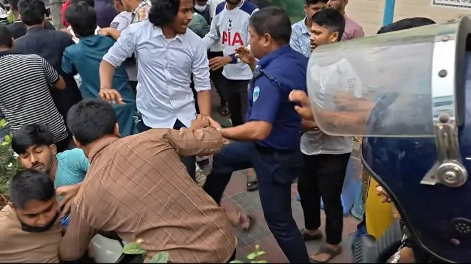 লক্ষ্মীপুরে ১৪৪ ধারা ভেঙে বৈষম্যবিরোধী ছাত্র আন্দোলন ও জুলাই ফাইটার্সের সংঘর্ষ; পুলিশসহ আহত ১০
