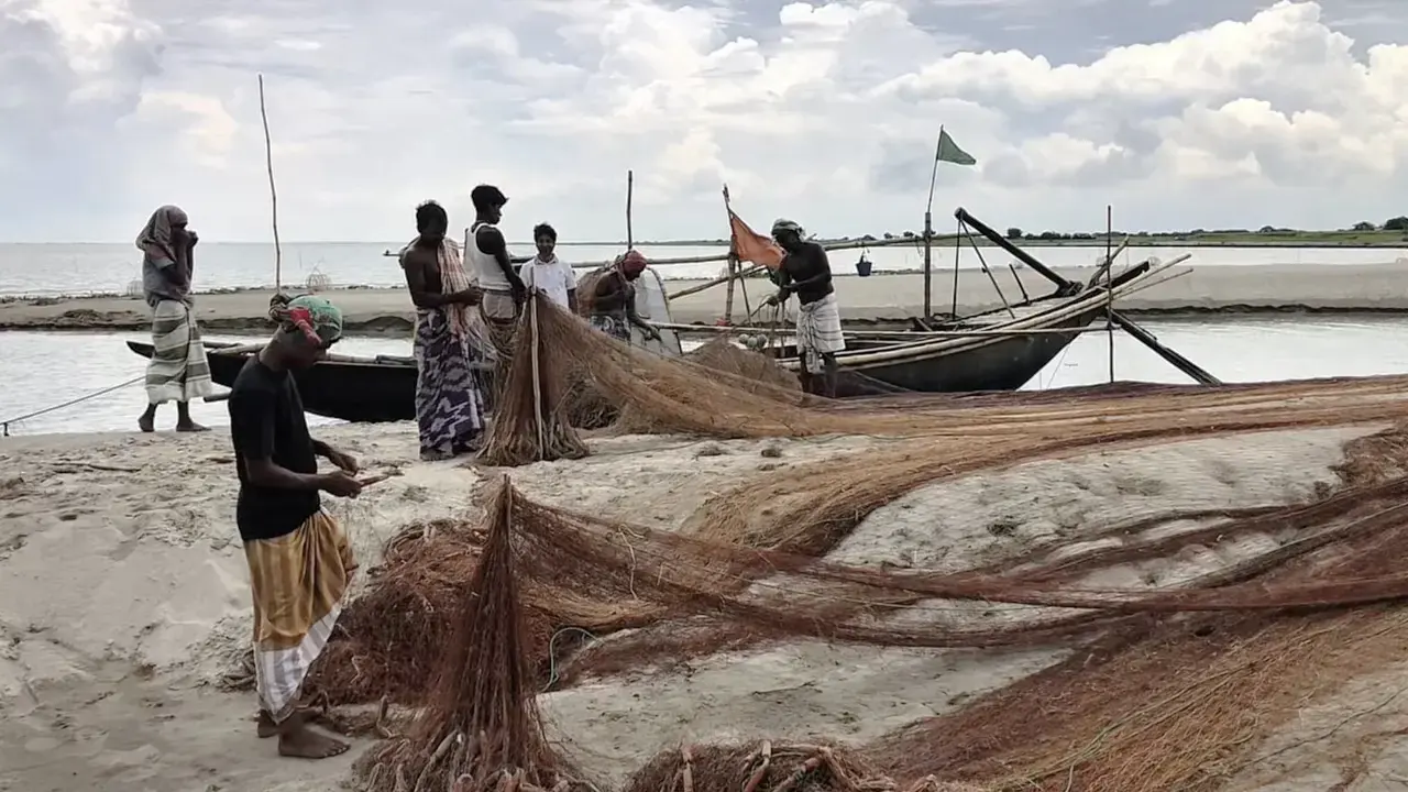 মা ইলিশ রক্ষায় ২২ দিনের নিষেধাজ্ঞায় নদী-সাগরে নীরবতা, দুশ্চিন্তায় লাখো জেলে