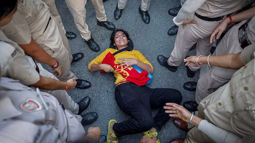 বিক্ষোভ নিয়ন্ত্রণে ভারতের পুলিশের যত কৌশল