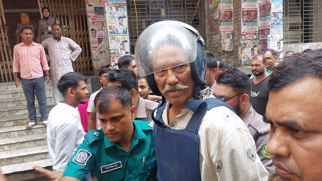 নতুন দুই মামলায় গ্রেপ্তার দেখানো হলো শাহজাহান ওমরকে, আদালতের বাইরে ‘মীর জাফর’ বলে দুয়ো