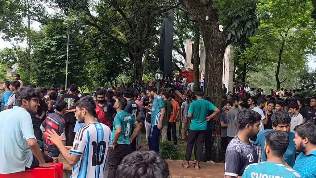 ভিসি বহালের আন্দোলনে অচল চুয়েট