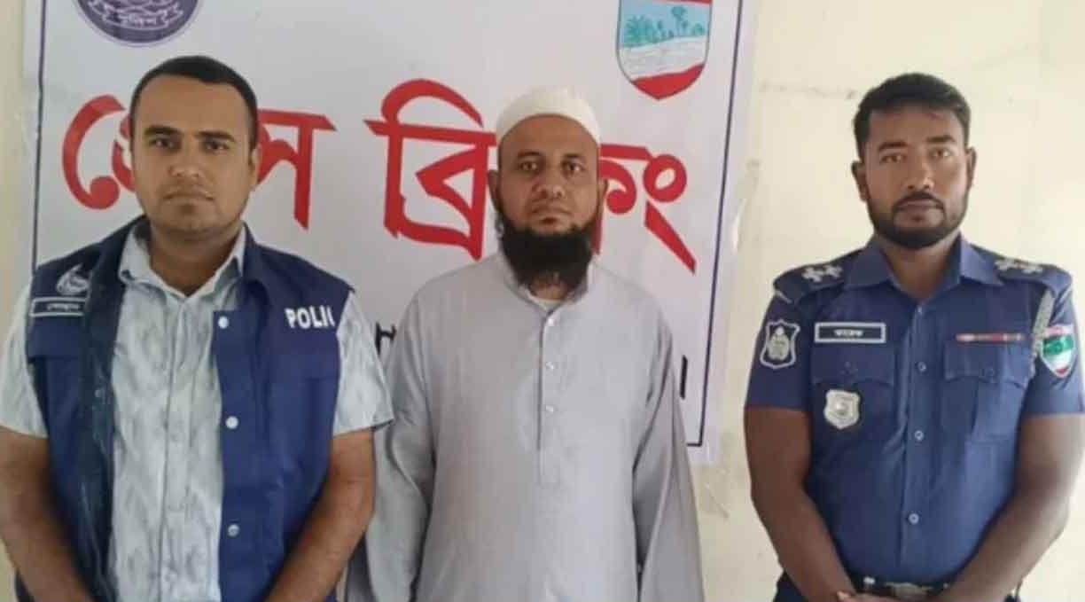 ছাত্রীর চিৎকারে ‘জুব্বা ও পায়জামা হাতে’ দৌড় দিলেন মাদরাসাশিক্ষক