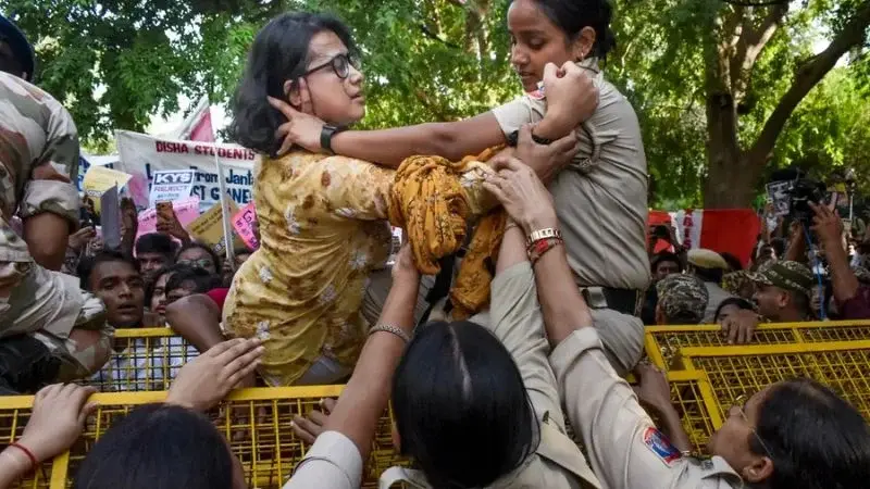বিজেপি-সমর্থক পরিবারের মেয়ে নেহা যেভাবে হয়ে উঠলেন আন্দোলনের অন্যতম মুখ