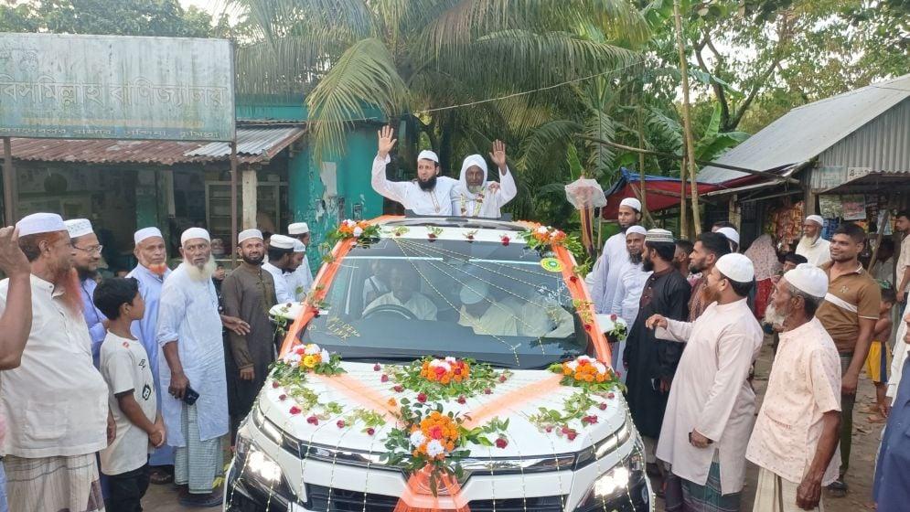 চান্দিনার জয়দেবপুরে ফুলসজ্জিত গাড়িতে ইমামের বিদায়