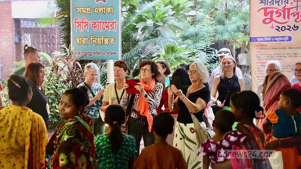 মণ্ডপে মণ্ডপে দুর্গার আবাহন, শুরু শারদীয় দুর্গোৎসব