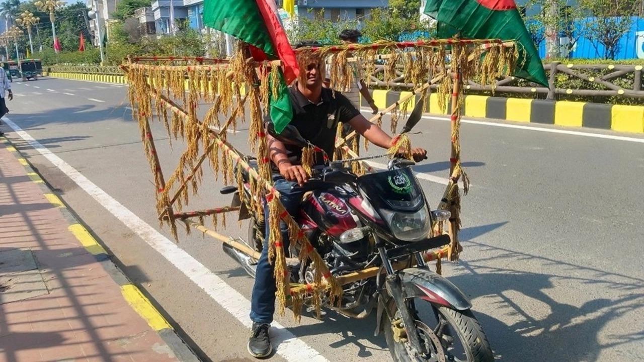 ধানের শীষে সাজানো মোটরসাইকেল নিয়ে জনসভায় আসাদুল