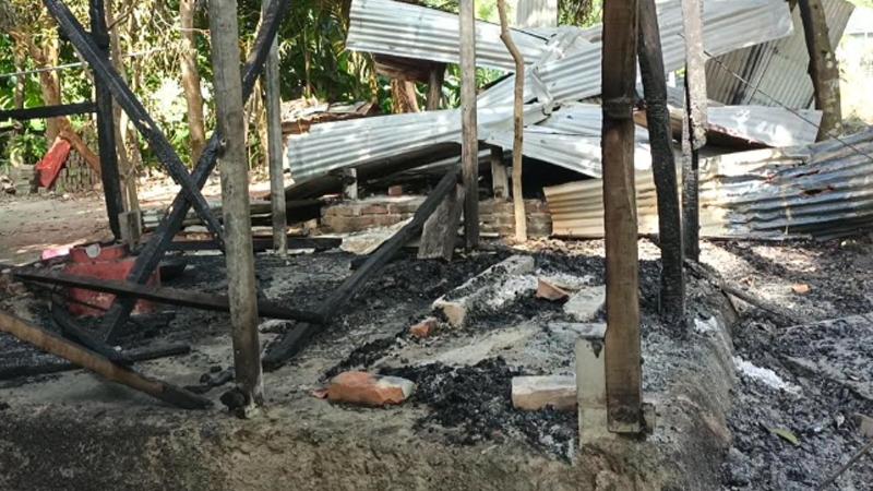 বোমা ফাটিয়ে অর্ধশতাধিক বাড়িতে হামলা, ভাঙচুর ও অগ্নিসংযোগ