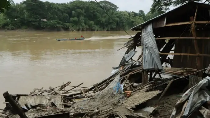 বান্দরবানে বন্যার পানি নামলেও কাদা ও আবর্জনায় চরম দুর্ভোগ