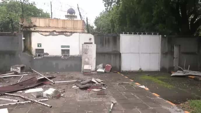 দিল্লিতে পাকিস্তান হাইকমিশনের বাইরের স্থাপনা ভাঙা নিয়ে প্রশ্ন