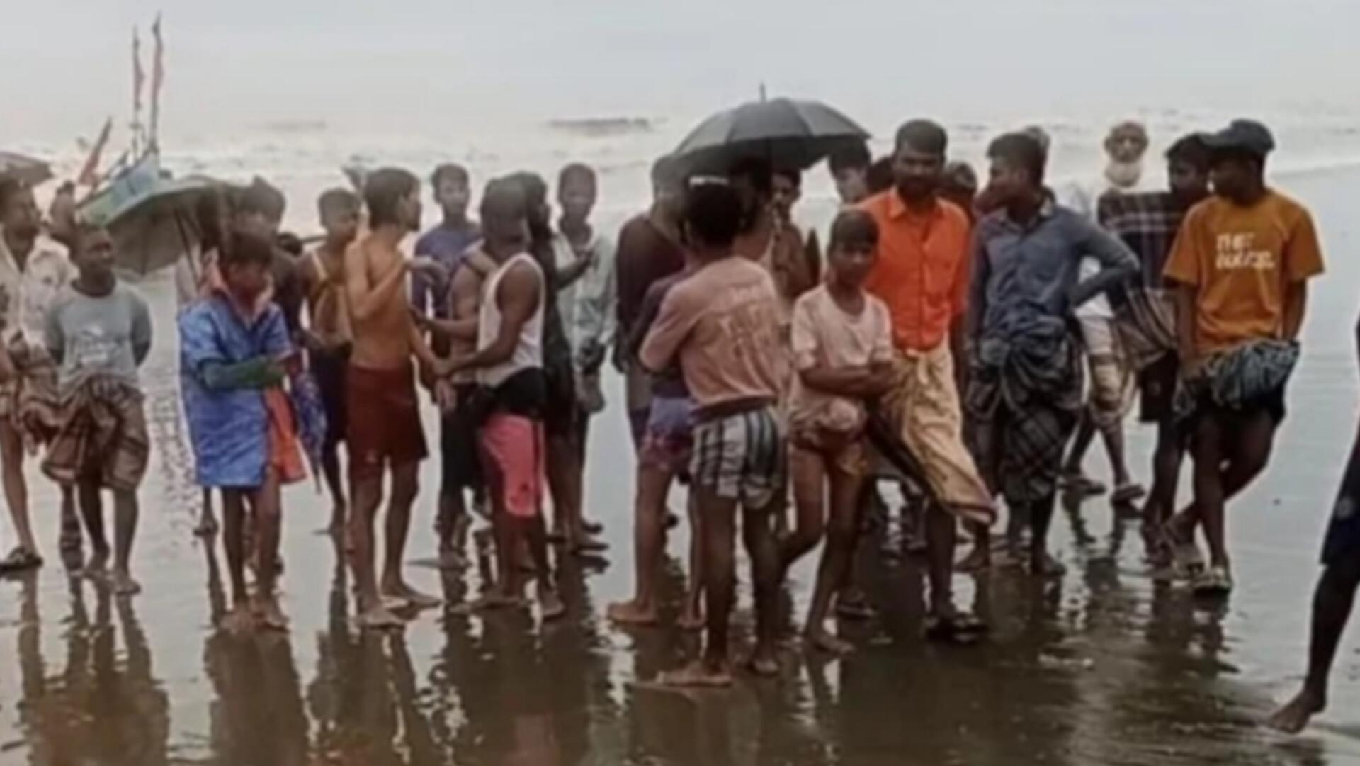 মায়ানমার থেকে পালিয়ে আসা রোহিঙ্গাবাহী নৌকা ডুবে ১৩ জন নিখোঁজ