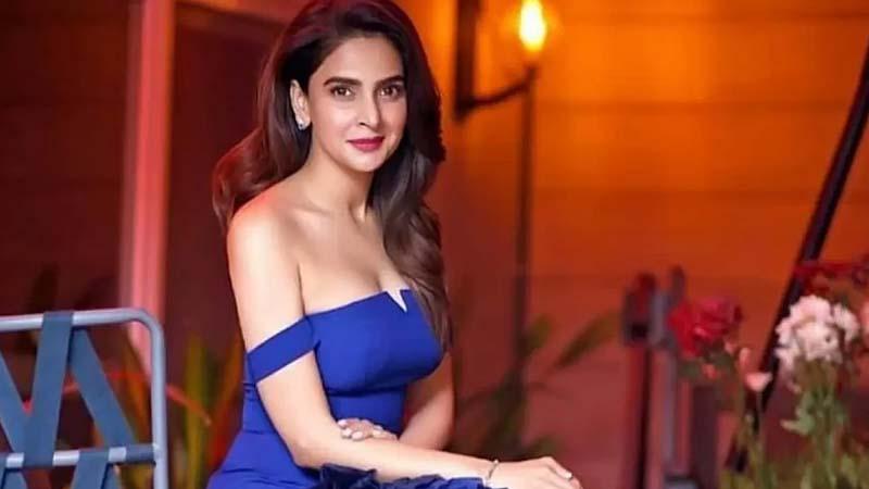 ৪ কোটি টাকা ক্ষতিপূরণ চেয়ে সাংবাদিককে লিগ্যাল নোটিশ অভিনেত্রী সাবা কামারের