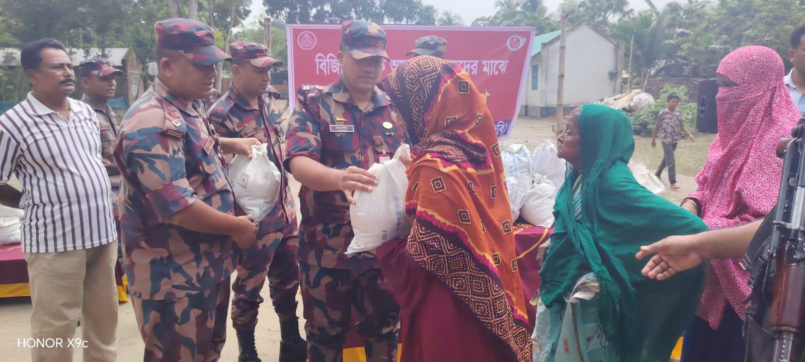মহেশপুরে অতিবৃষ্টিতে ক্ষতিগ্রস্ত ১০০ পরিবারের পাশে ৫৮ বিজিবি