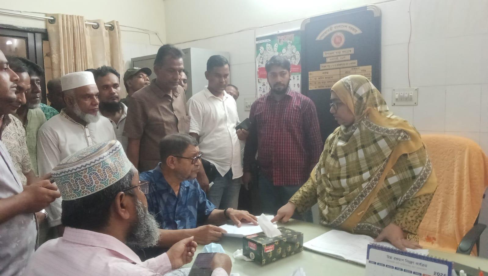 বদলগাছী হাসপাতালে স্বাস্থ্যমন্ত্রীর আকস্মিক পরিদর্শন; টয়লেটের নাজুক দশায় অসন্তোষ প্রকাশ
