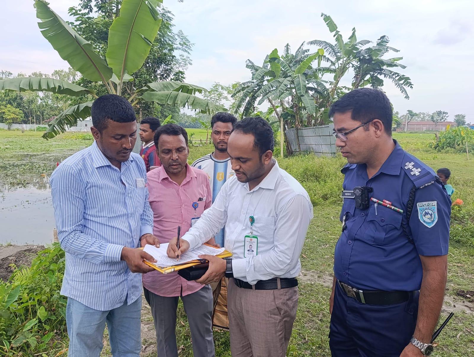 হাতীবান্ধায় আদালতের রায় বাস্তবায়ন: প্রকৃত মালিককে জমির দখল বুঝিয়ে দিল জেলা প্রশাসন