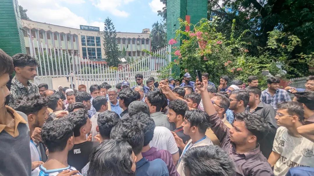 এইচএসসি পরীক্ষা স্থগিতের দাবিতে কুমিল্লা শিক্ষাবোর্ড ঘেরাও, বিক্ষোভ শিক্ষার্থীদের