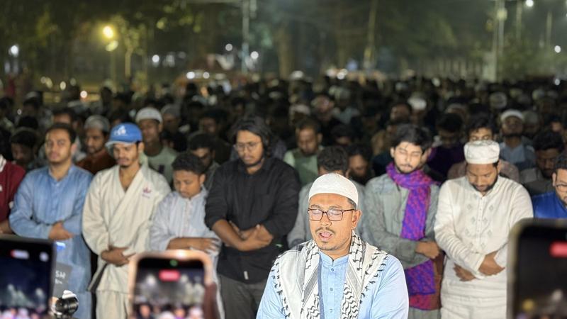 ঢাবিতে ভিপি সাদিক কায়েমের ইমামতিতে খামেনির গায়েবানা জানাজা, বিক্ষোভ মিছিল