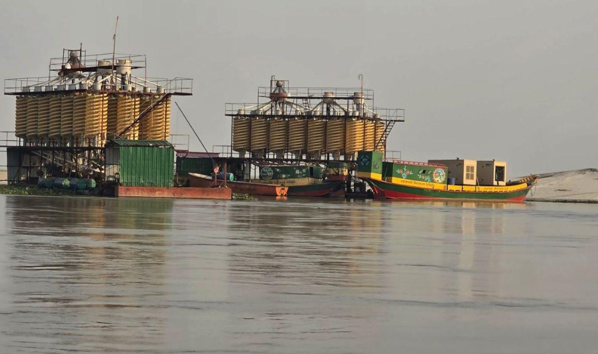 গাইবান্ধার চরাঞ্চলে মূল্যবান ভারী খনিজ বালু আহরণের কর্মযজ্ঞ