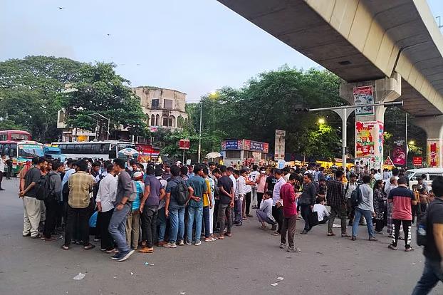 শিক্ষামন্ত্রীর পদত্যাগ দাবিতে শাহবাগ অবরোধ, যান চলাচল বন্ধ