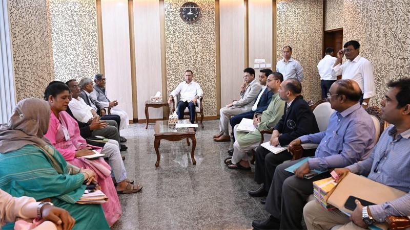 প্রধানমন্ত্রীর সঙ্গে অধ্যাপক আবদুল্লাহ আবু সায়ীদের বৈঠক