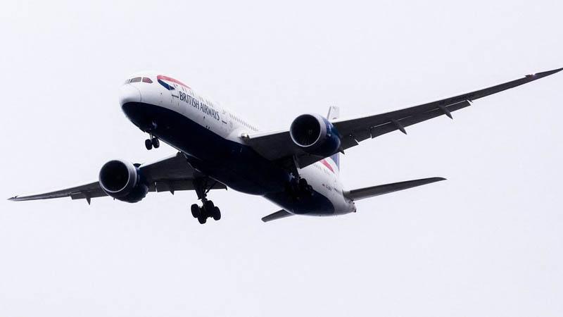 ১৩ ঘণ্টা নারীর মরদেহ নিয়ে উড়ল বিমান