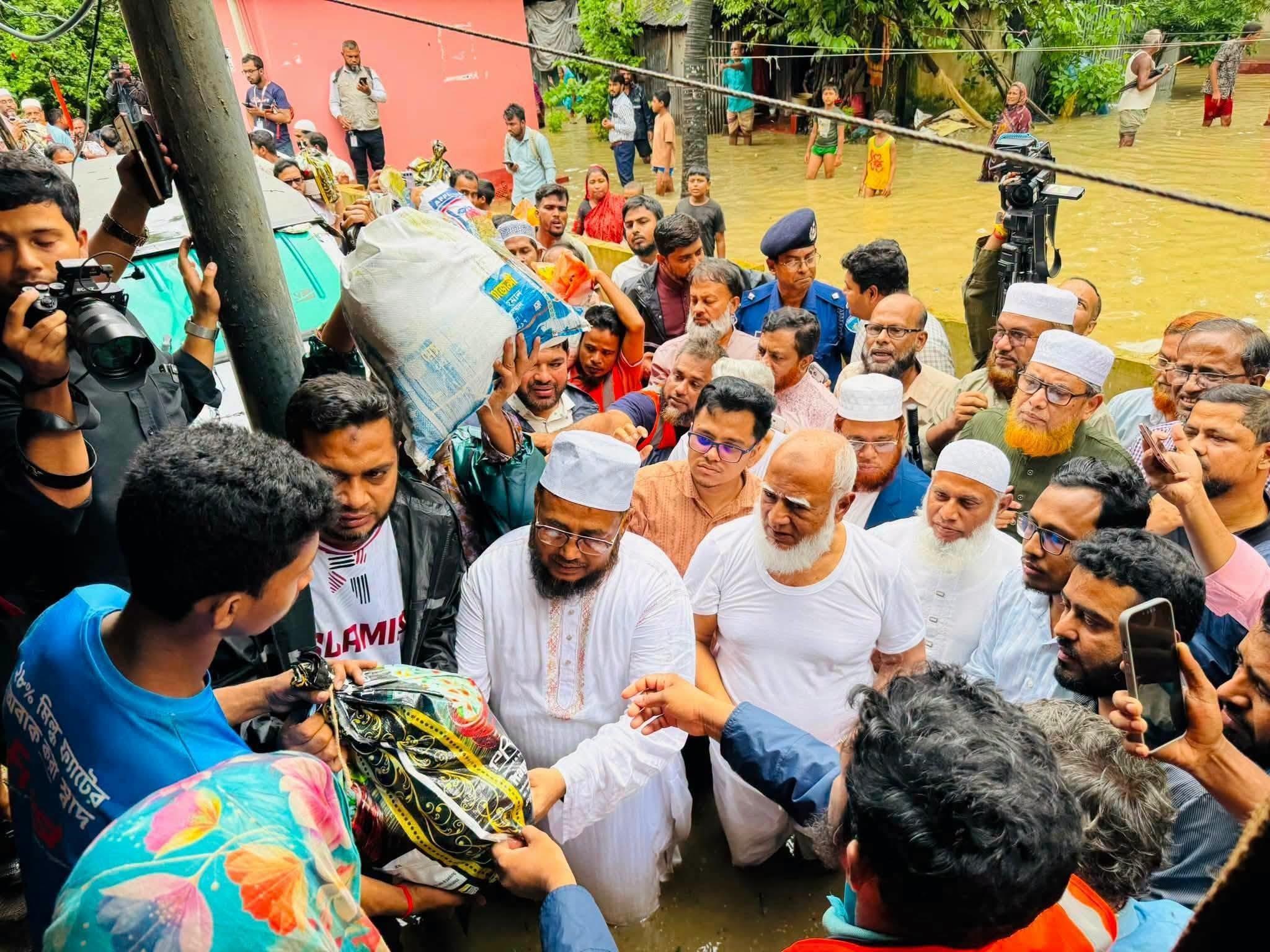 আমি এখানে রাজনীতি করতে আসিনি, বিপন্ন মানুষের পাশে দাঁড়াতে এসেছি : জামায়াত আমির