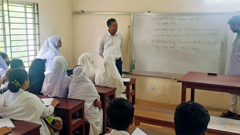 স্কুল পরিদর্শনে গিয়ে ক্লাস নিলেন ইউএনও