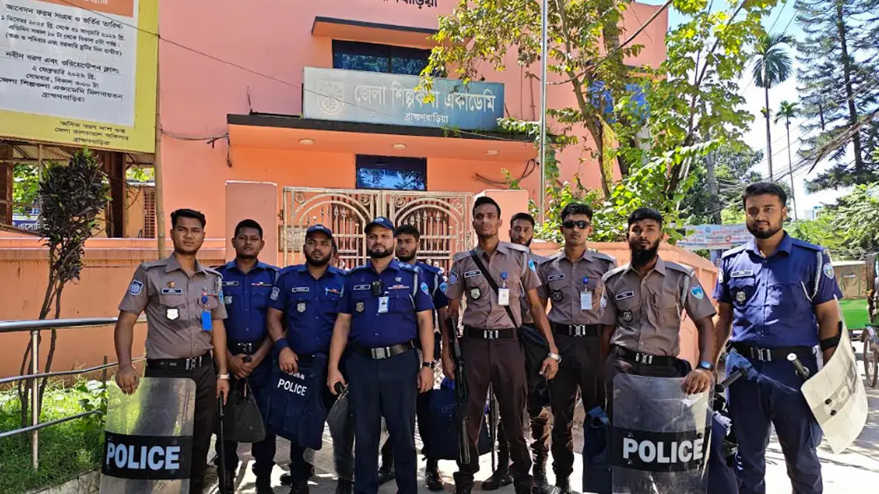কওমি ছাত্ররা সরে দাঁড়ালেও শিল্পকলায় অনুষ্ঠান করতে পারছে না এ...