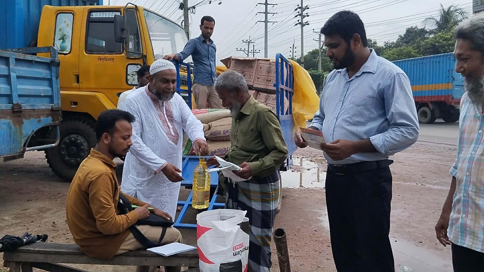 সোনারগাঁয়ে সাশ্রয়ী বাজারের পক্ষ থেকে মুদি মালামাল ন্যায্যমূল্যে বিতরণ