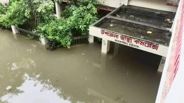 বন্যার পানিতে তলিয়ে সাতকানিয়া স্বাস্থ্য কমপ্লেক্স, দোতলার বারান্দায় চলছে চিকিৎসাসেবা