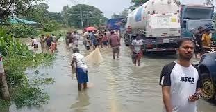 চট্টগ্রাম-কক্সবাজার মহাসড়কে হাঁটুপানি, সড়কেই মাছ ধরছেন স্থানীয়রা