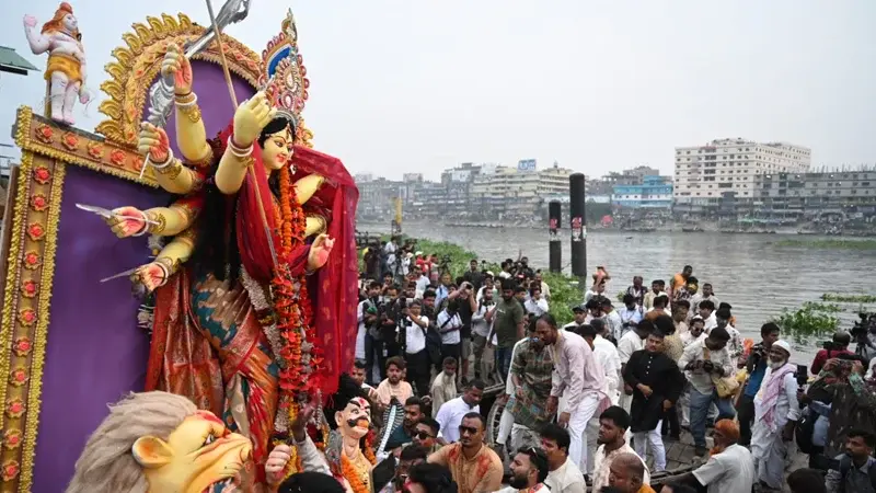 বিষাদের সুরে বিদায় দেবী দুর্গার, উৎসবে মাতল দেশ