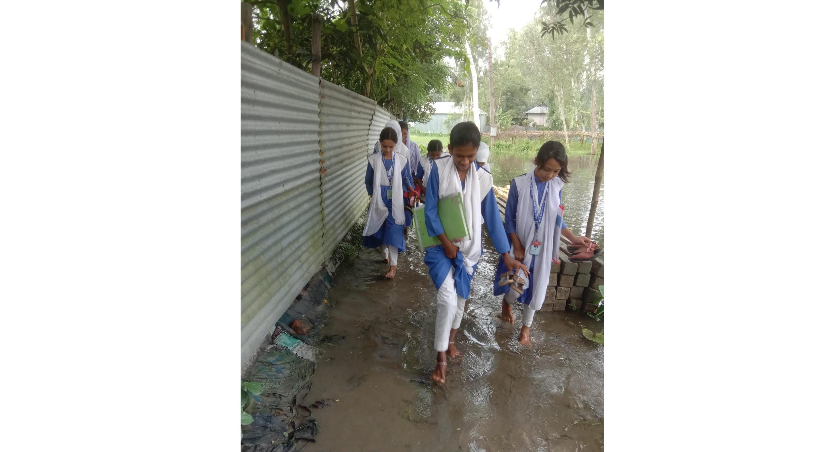 সামান্য বৃষ্টিতেই তলিয়ে যায় বিদ্যালয়ের সড়ক, দুর্ভোগে শত শত শিক্ষার্থী
