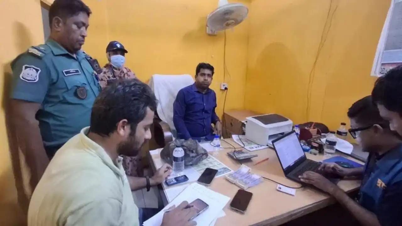 দুই লাখ টাকা ঘুষ নিতে গিয়ে সাব-রেজিস্ট্রারসহ আটক ৩