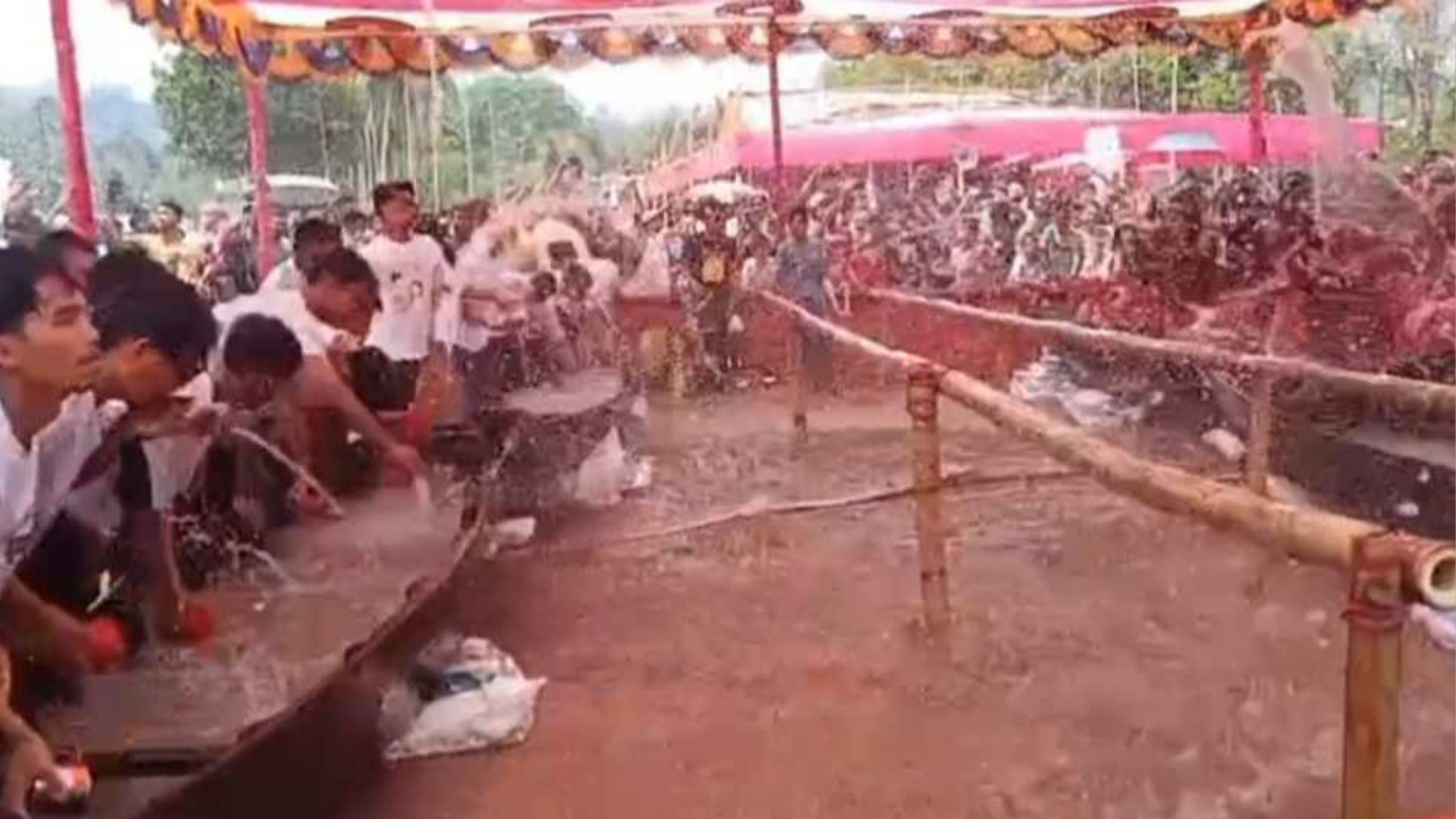 কাপ্তাইয়ে মারমাদের সাংগ্রাই উৎসব: জলকেলিতে মাতলেন তরুণ-তরুণীরা