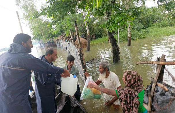 কক্সবাজারে পানিবন্দি ৩ লাখের বেশি মানুষ, চলছে জেলা প্রশাসনের ত্রাণ বিতরণ